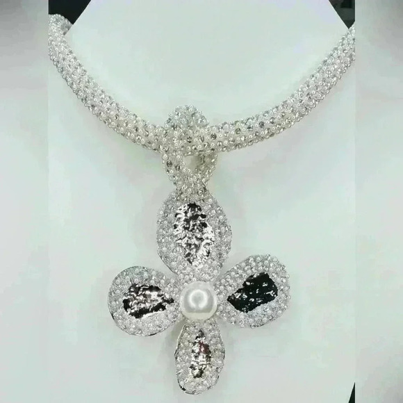 CHUNKY PEARL CENTERED RHINESTONE STUDDED FLOWER PENDANT NECKLACE  STATEMENT PC - Picture 3 of 5